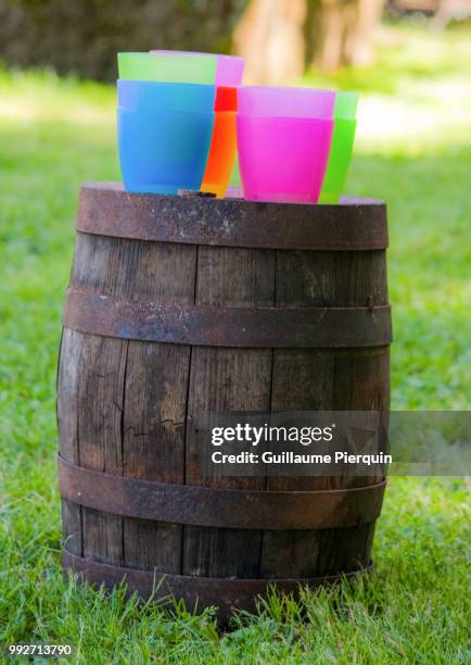 colorfull glasses - washing tub stockfoto's en -beelden