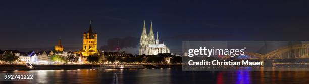 panoramic night at cologne - mauer stock pictures, royalty-free photos & images