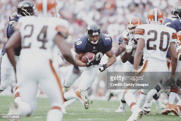 Obafemi Ayanbadejo, Running Back for the Baltimore Ravens runs against the Cleveland Browns defense during their American Football Conference Central...