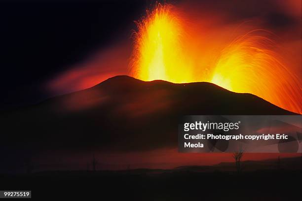 eruption of volcano - kilauea foto e immagini stock