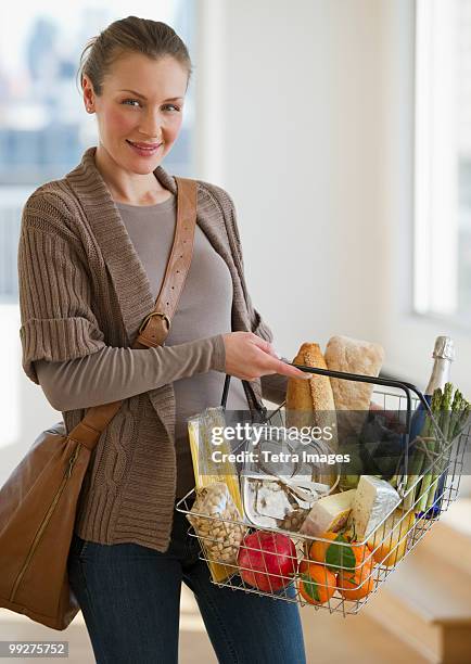 woman shopping for groceries - raw food diet fotografías e imágenes de stock