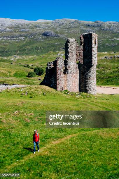 frau am ardvreck burgruinen, sutherland, schottland - ardvreck castle stock-fotos und bilder