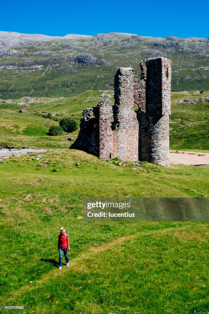 Femme aux ruines du château d’Ardvreck, Sutherland, Écosse