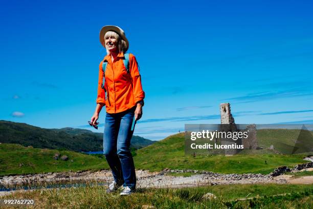 frau am ardvreck burgruinen, sutherland, schottland - ardvreck castle stock-fotos und bilder