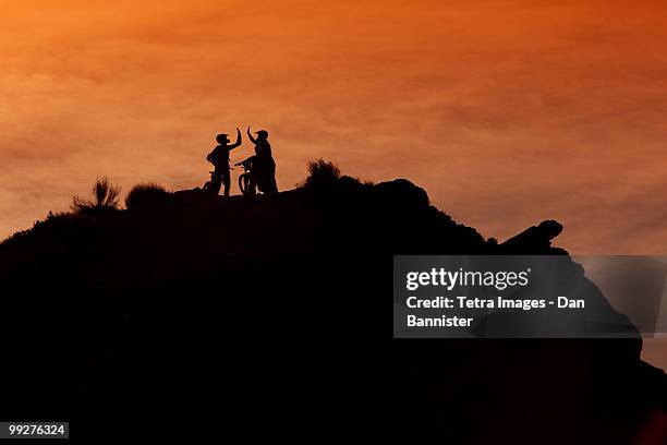 downhill mountain bikers - downhill mountain biking stock pictures, royalty-free photos & images