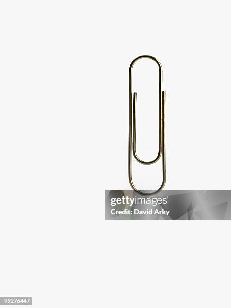 paper clip - sujetapapeles fotografías e imágenes de stock