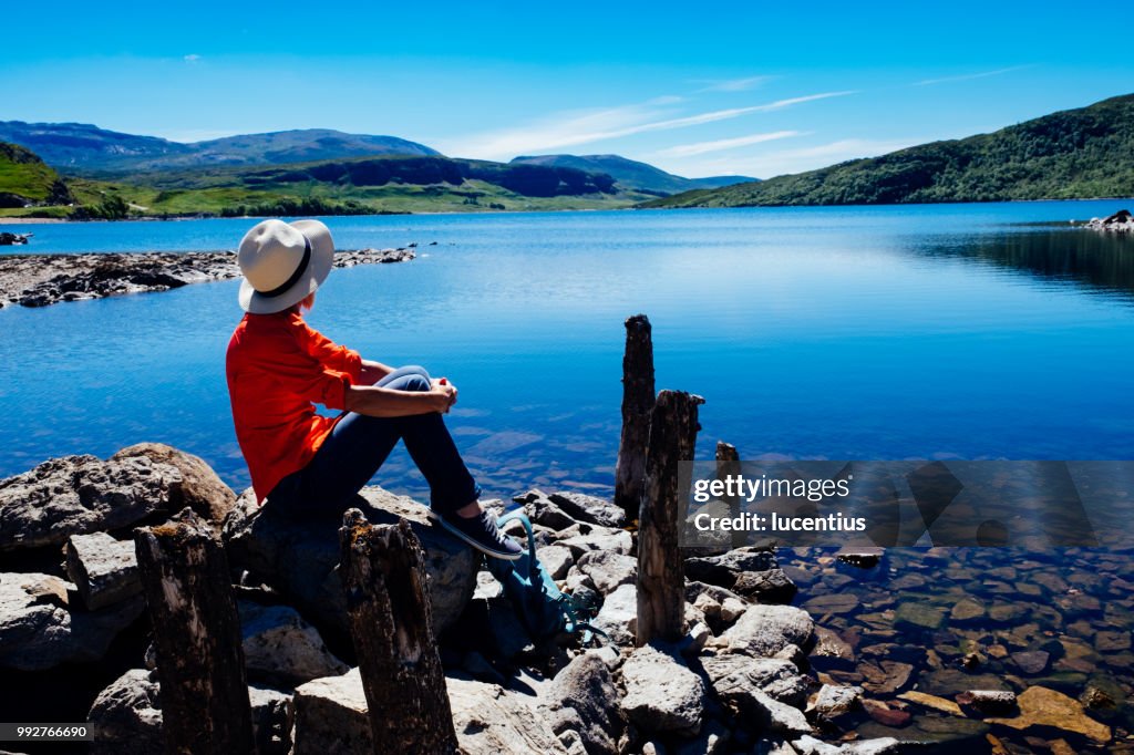 Femme au Loch Assynt, Sutherland, Écosse