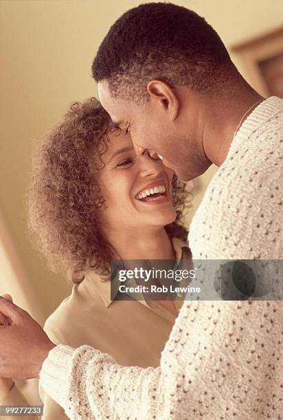 couple dancing - met de neus aanraken stockfoto's en -beelden