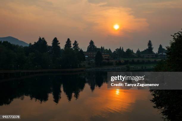 sunrise over lake chelan in chelan, washington - lake chelan stock-fotos und bilder