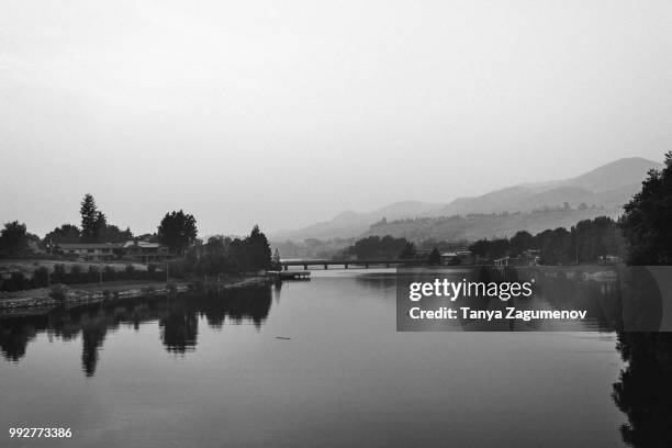 sunrise over lake chelan in chelan, washington - lake chelan stock-fotos und bilder