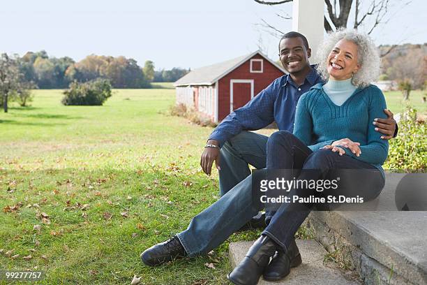 couple sitting on porch - new paltz foto e immagini stock