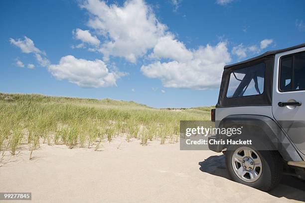 jeep on the beach - hackett fotografías e imágenes de stock