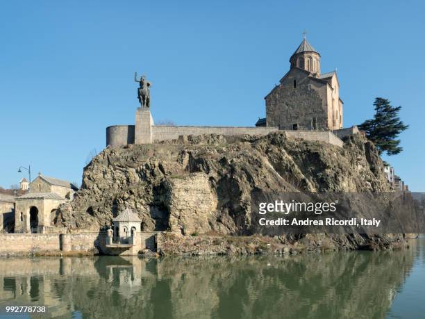 metekhi church and the equestrian statue of king vakhtang gorgasali, tbilisi, georgia - andrea waters king stock pictures, royalty-free photos & images