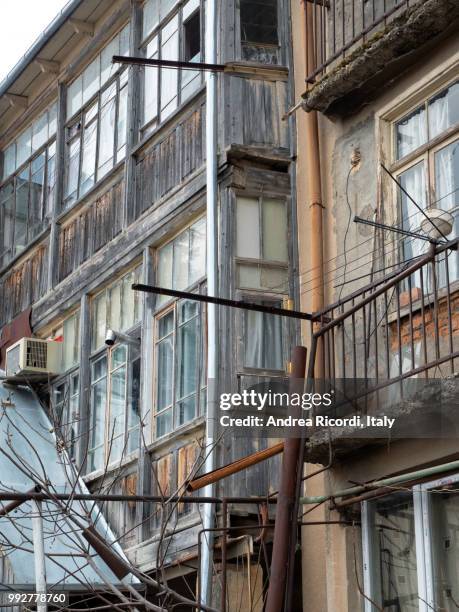 old houses with wooden balconies, georgia - ricordi stock-fotos und bilder