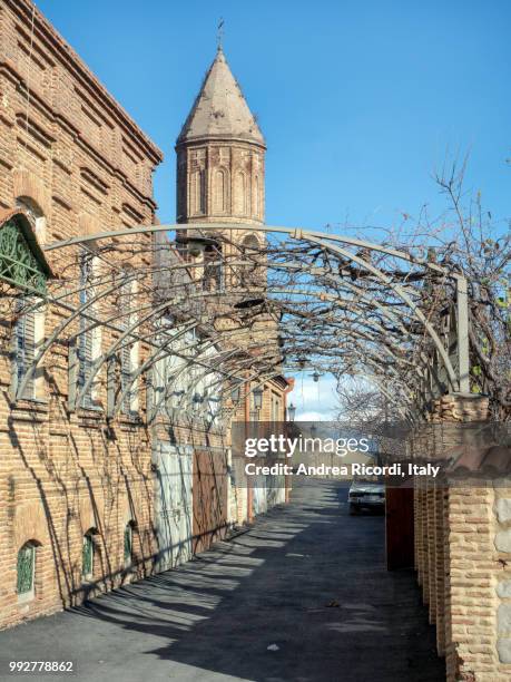 saint george church entrance, sighnaghi, georgia - ricordi stock-fotos und bilder