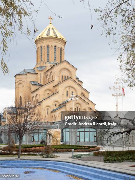 holy trinity orthodox cathedral, tbilisi, georgia - ricordi stock-fotos und bilder