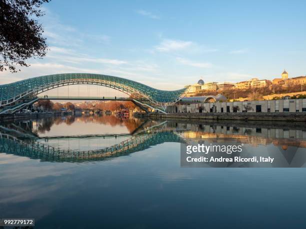 bridge of peace at sunset, tbilisi, georgia - ricordi fotografías e imágenes de stock