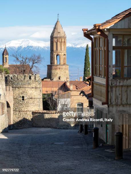 saint george bell tower in sighnaghi old town, caucasus mountains, georgia - ricordi fotografías e imágenes de stock