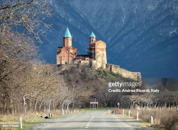 gremi old citadel, caucasus mountains, georgia - ricordi stock-fotos und bilder