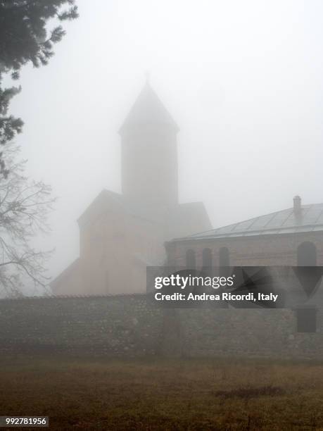 akhali shuamta monastery in fog, kakheti region, georgia - ricordi stock-fotos und bilder