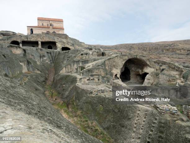 uplistsikhe, ancient cave town in eastern georgia - ricordi fotografías e imágenes de stock