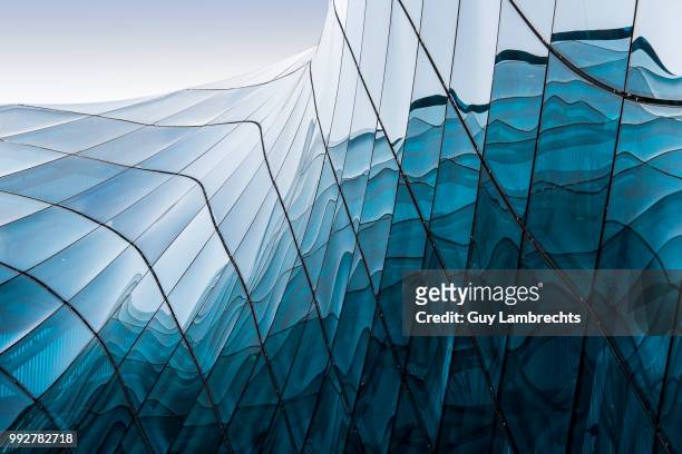 blue glass - wolkenkratzer stock-fotos und bilder