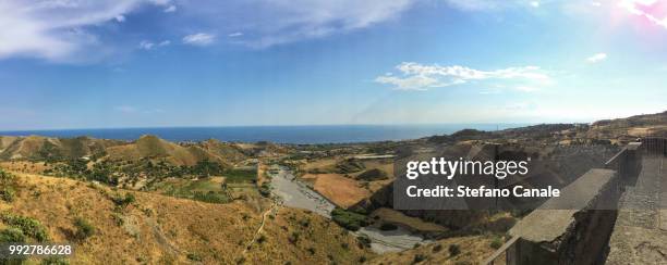 fiumara colline e mare - colline stock pictures, royalty-free photos & images