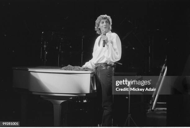 Singer Barry Manilow performs onstage at the Leon County Civic Center on December 8, 1984 in Tallahassee, Florida.