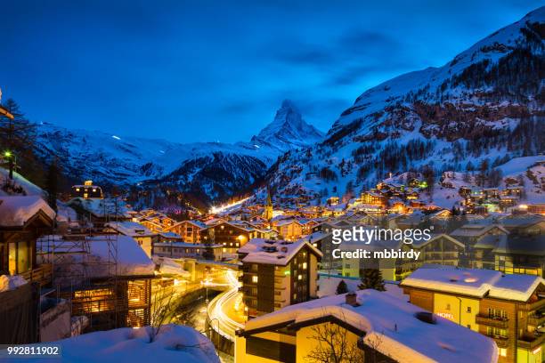 zermatt town with matterhorn peak in mattertal, switzerland, at dawn - winter town stock pictures, royalty-free photos & images