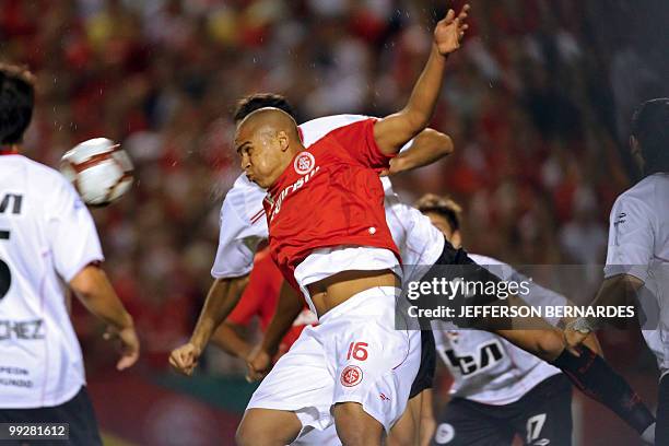 Argentinian Estudiantes' Leandro Desabato vies for the ball with Brazilian Internacional's Nei during their Libertadores Cup football match at Beira...