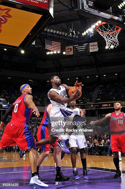 Tyreke Evans of the Sacramento Kings takes the ball to the basket against Drew Gooden and Eric Gordon of the Los Angeles Clippers during the game at...