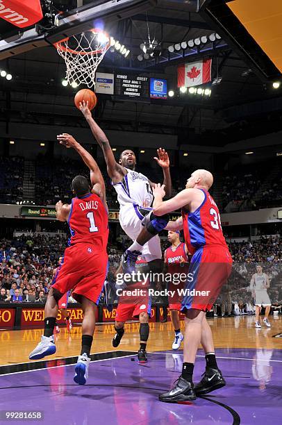 Tyreke Evans of the Sacramento Kings shoots a layup against Baron Davis and Chris Kaman of the Los Angeles Clippers during the game at Arco Arena on...