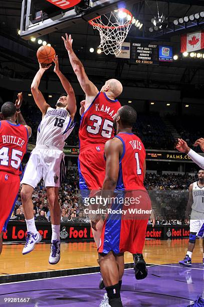 Omri Casspi of the Sacramento Kings goes up for a shot against Rasual Butler, Chris Kaman and Baron Davis of the Los Angeles Clippers during the game...