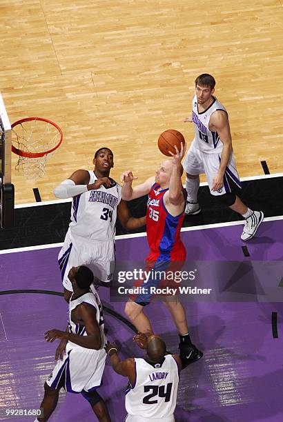 Chris Kaman of the Los Angeles Clippers goes up for a shot against Jason Thompson, Tyreke Evans and Carl Landry of the Sacramento Kings during the...