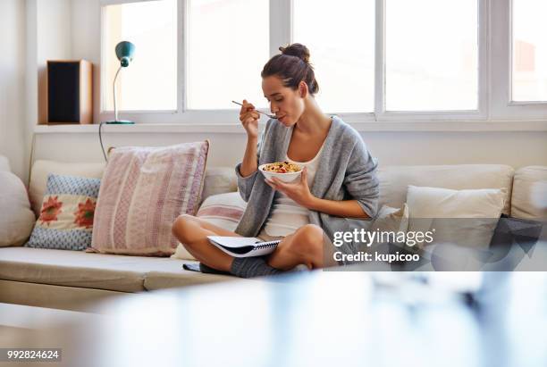 le travail commence avant qu’elle arrive au bureau - kupicoo photos et images de collection