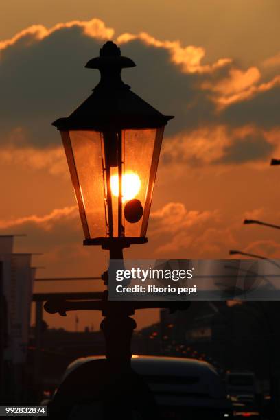 lamp at the sunset - liborio pepi 個照片及圖片檔