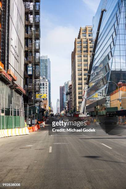 empty new york city street with skyscraper construction - 7th avenue stockfoto's en -beelden