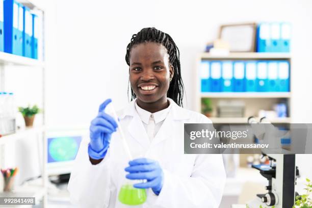 weibliche microbiologyst pipettieren im labor - adenovirus stock-fotos und bilder