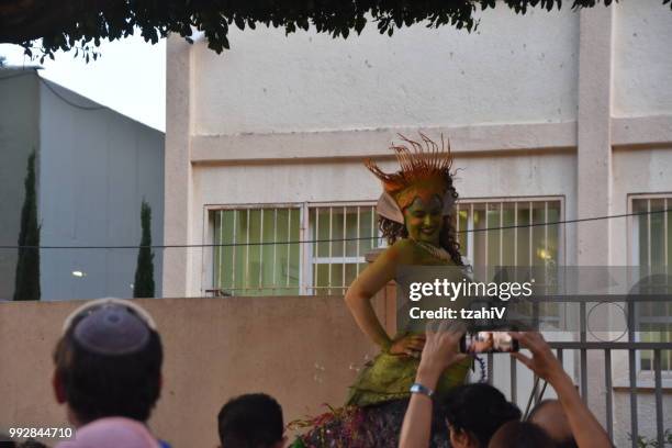 rehovot festival of living sculptures israel - mime box stock pictures, royalty-free photos & images