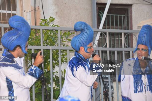 rehovot festival of living sculptures israel - mime box stock pictures, royalty-free photos & images