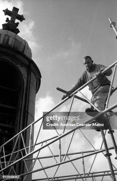 gerüstbauer bei der arbeit am kirchturm - arbeit stockfoto's en -beelden