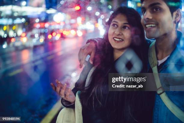 pareja viaja a través de la diversión de la ciudad. - nazar fotografías e imágenes de stock