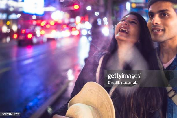 pareja viaja a través de la diversión de la ciudad. - nazar fotografías e imágenes de stock