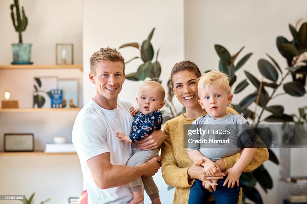 Felices padres con niños en casa