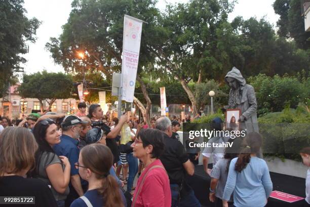 rehovot festival of living sculptures israel - mime box stock pictures, royalty-free photos & images