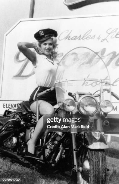 Actrice américaine Jayne Mansfield pose sur sa moto dans la région des Montagnes Catskill, en décembre 1984, Etats-Unis.