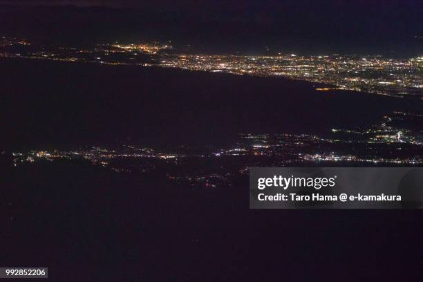 tokyo bay, sagami bay and miura peninsula in kanagawa prefecture in japan night time aerial view from airplane - chigasaki 個照片及圖片檔