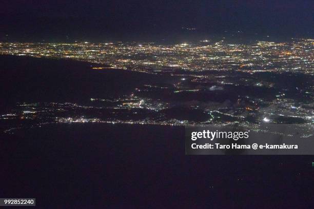 tokyo bay, sagami bay and miura peninsula in kanagawa prefecture in japan night time aerial view from airplane - chigasaki 個照片及圖片檔