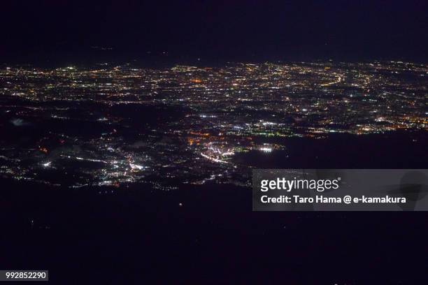 tokyo bay, sagami bay and miura peninsula in kanagawa prefecture in japan night time aerial view from airplane - hiratsuka stock-fotos und bilder