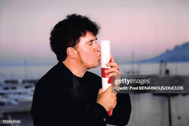 Le réalisateur espagnol Pedro Almodovar pendant le festival de Cannes, en France, le 22 mai 1999.